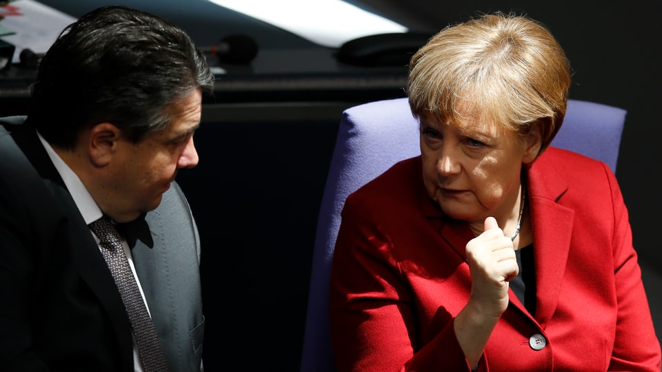 Kanzlerin Merkel und Sigmar Gabriel im Gespräch, aufgenommen im Bundestag