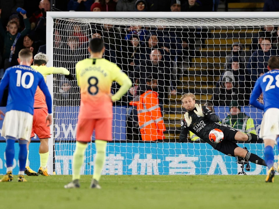 Leicester-Goalie Kasper Schmeichel pariert Penalty.