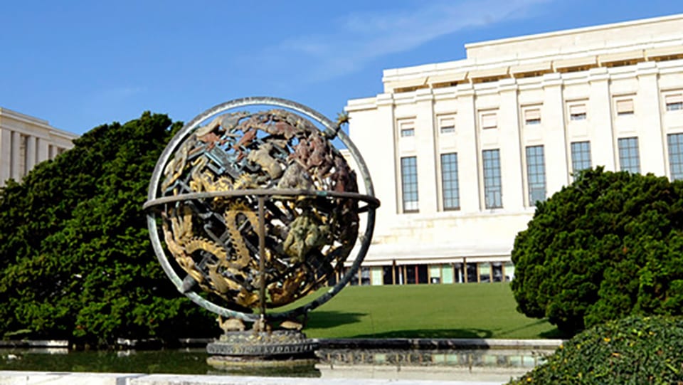Metallplastik in Globus-Form in einem Brunnen vor dem UNO-Gebäude in Genf.