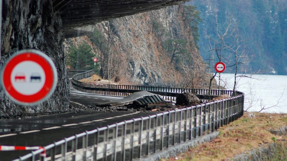 Ein Felsbrocken liegt auf der Axenstrasse.