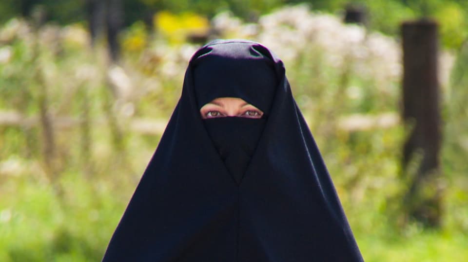 Frau mit Burka.