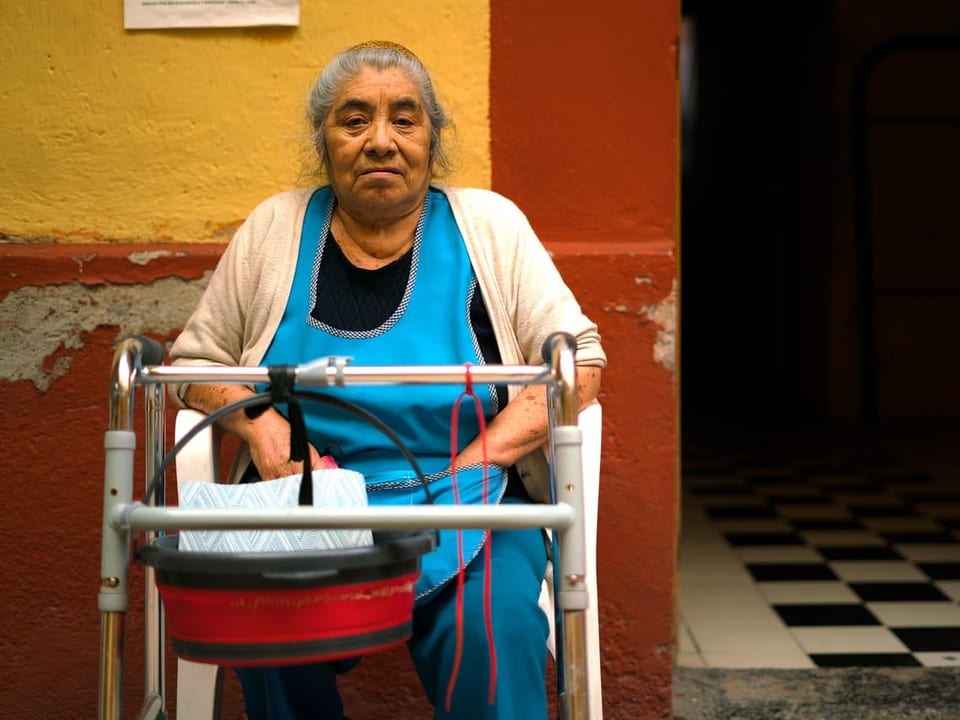 Bewohnerin des «Casa Xochiquetzal»  an einem Tisch.