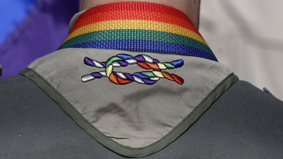 Blick auf ein Pfadfinderhemd mit Farbband der Homosexuellen.