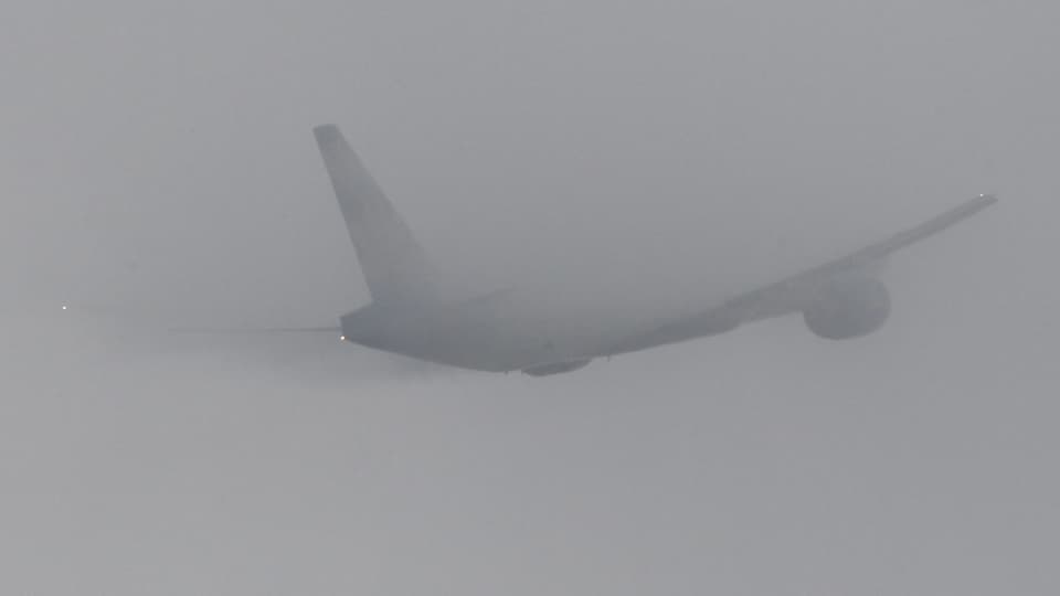 Eine Boeing 777-200 startet bei Nebel.