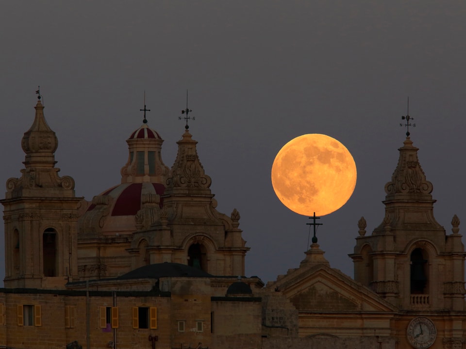 Mond über eine Kathedrale
