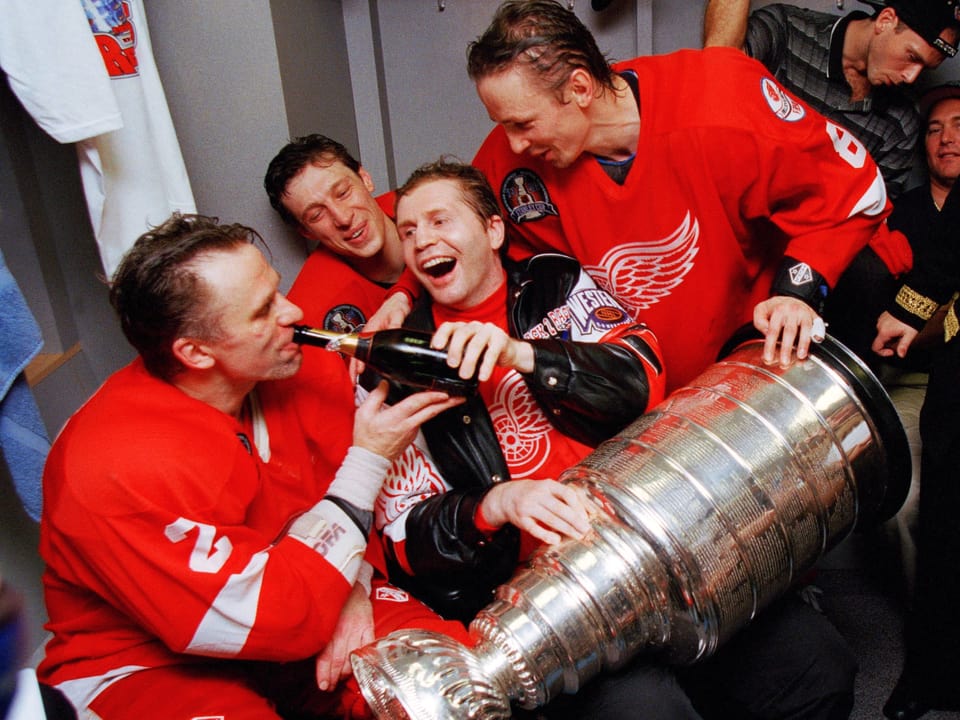 Detroits Russen feiern mit dem Stanley Cup.