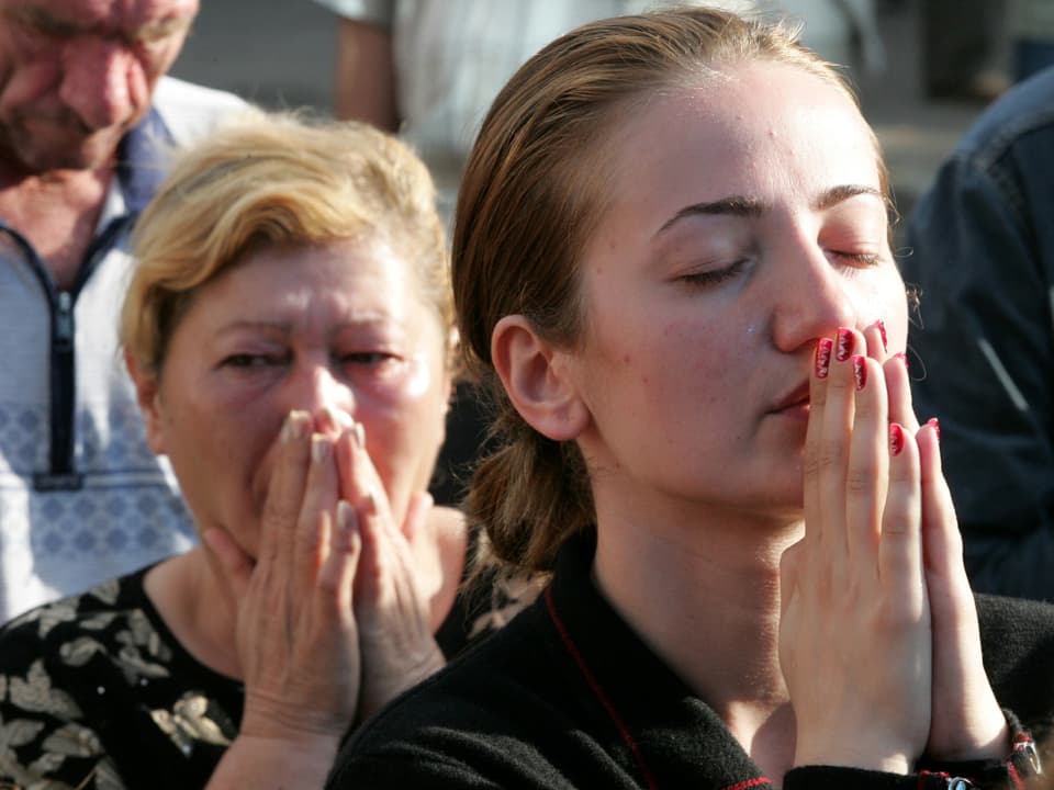Zwei Frauen beten