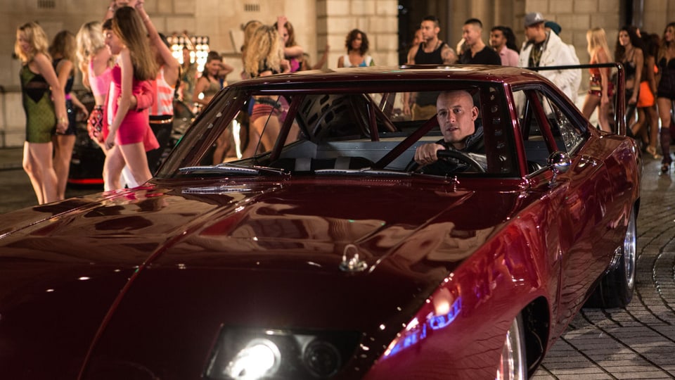 Vin Diesel im Mustang vor weiblichen Fans