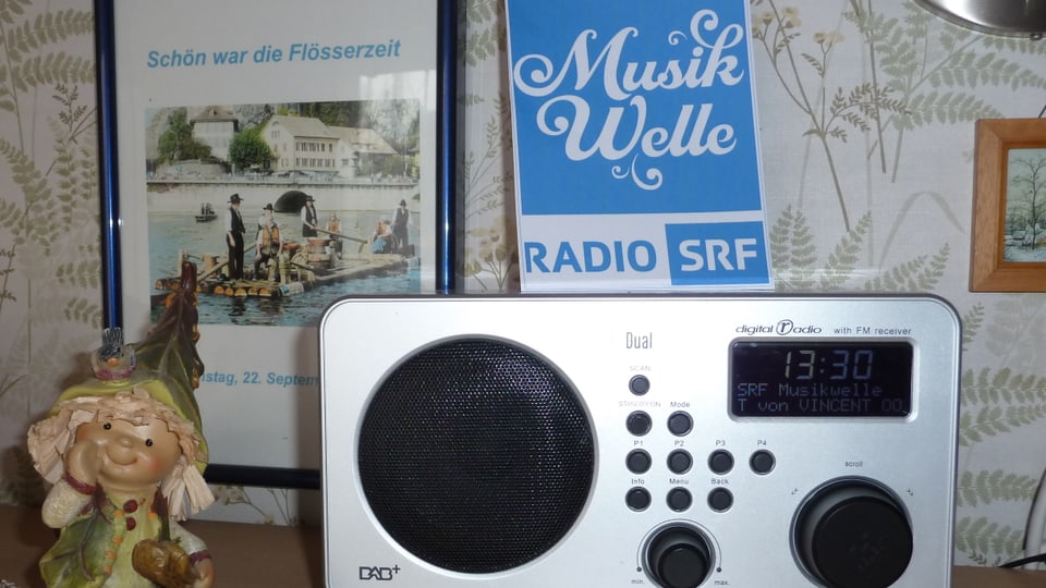 Porzellanzwerg vor einem DAB-Radio, auf dem das Logo von SRF Musikwelle steht.