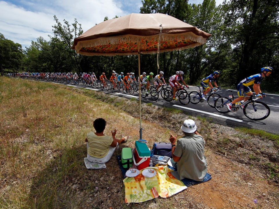DATE IMPORTED: July 3, 2013 Fans picnic as the pack of riders cycles on its way during the 228.5 km fifth stage of the centenary Tour de France cycling race from Cagnes-Sur-Mer to Marseille July 3, 2013. 