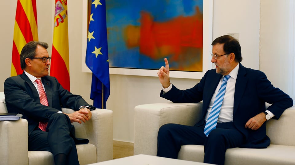 Mariano Rajoy mit hochgestrecktem Zeigefinger droht seinem katalanischen Amtskollegen Artur Mas.