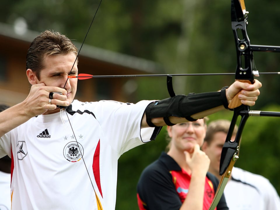 Der deutsche Fussballprofi Miroslav Klose beim Bogenschiessen.