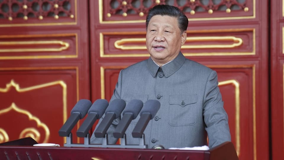 Xi Jinping spricht in fünf Mikrofone.