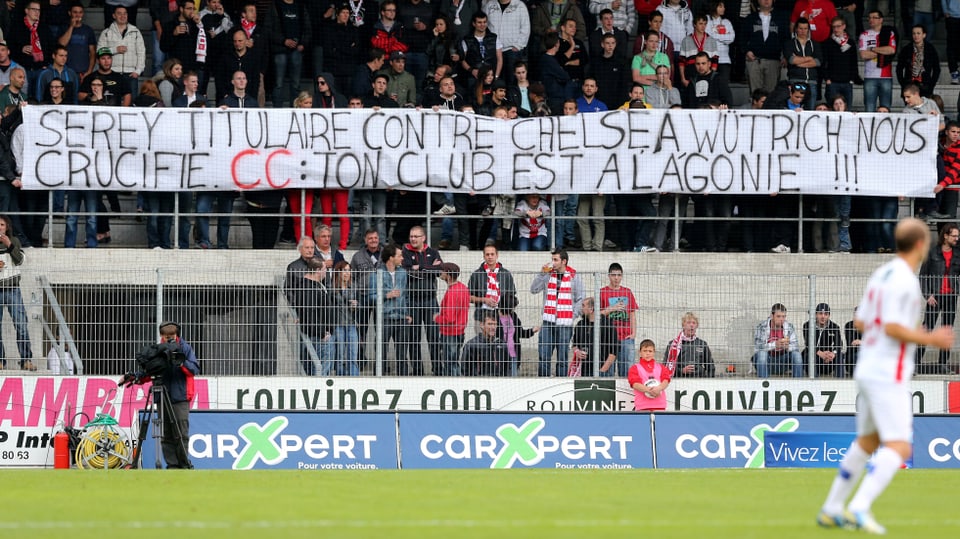 «CC: Dein Klub liegt im Sterben», steht auf einem Fanplakat.