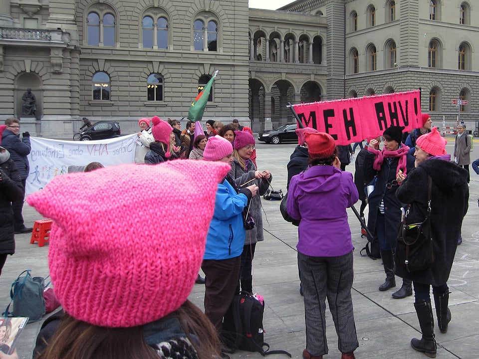 Frauen in rosa Mützen vor dem Bundeshaus.