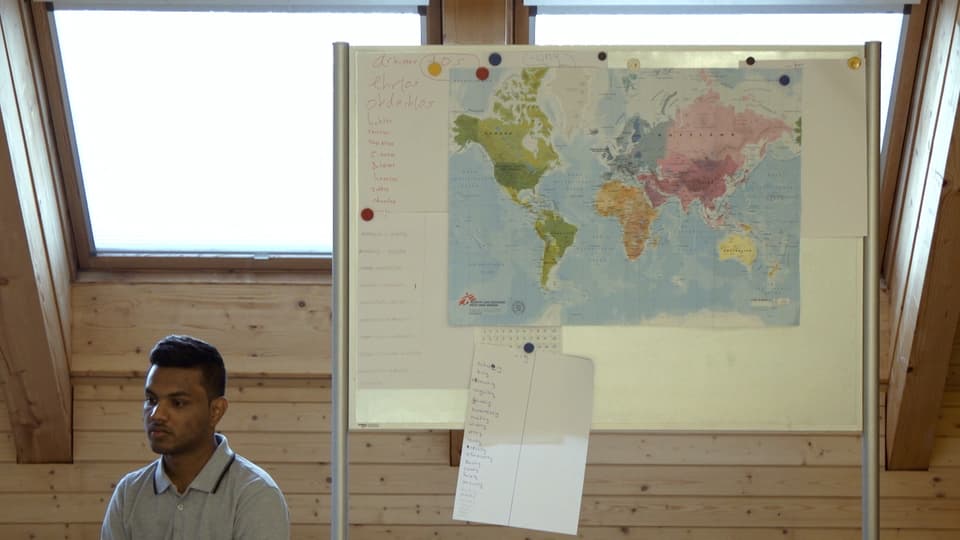 Tarjan: Tarjan sitzt neben einer Landkarte.