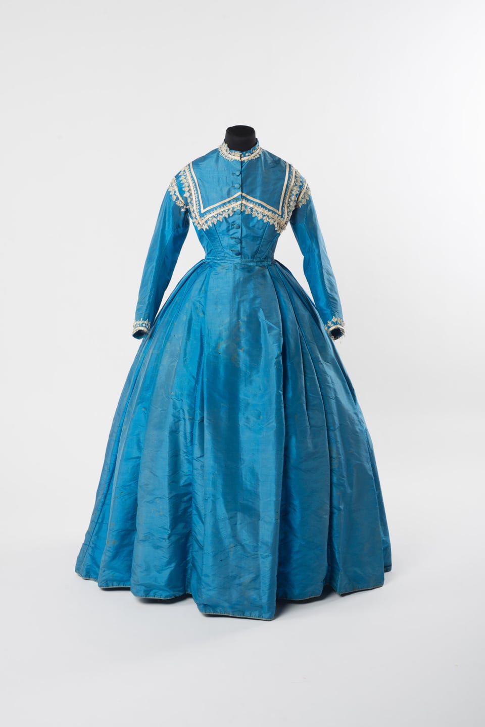 Blaues, hochgeschlossenes Kleid, lange Ärmel, mit weissen Spitzein verziwert