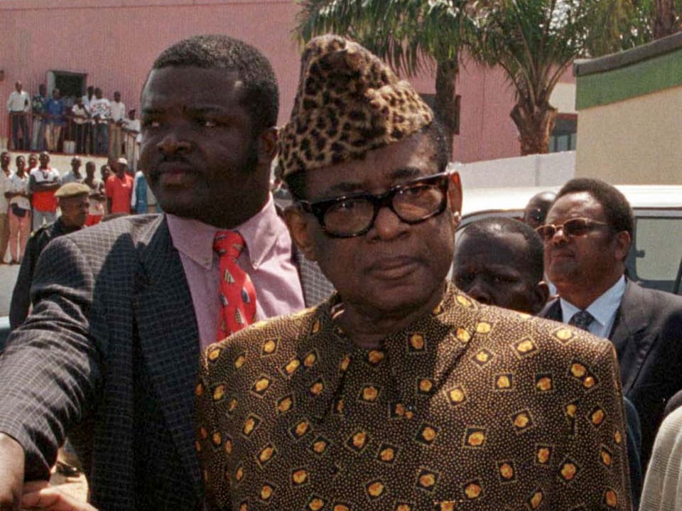 Joseph-Désiré Mobutu mit seiner Leoparden-Mütze.