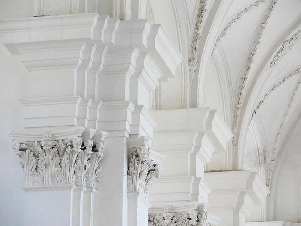 Reiche Stuckaturen an den Säulenkapitellen – diese stammen von Franz Schmuzer aus Süddeutschland.