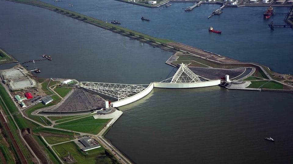 The Maeslant barrage can be seen in the picture.
