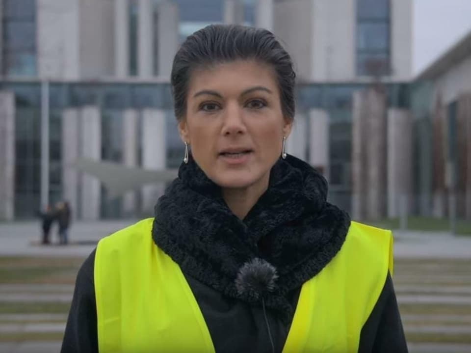 «Linke»-Politikerin Sahra Wagenknecht mit gelber Weste