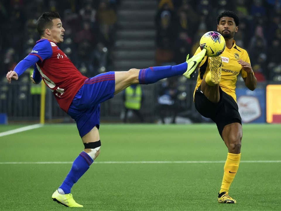 Zweikampf im Spiel zwischen YB und Basel
