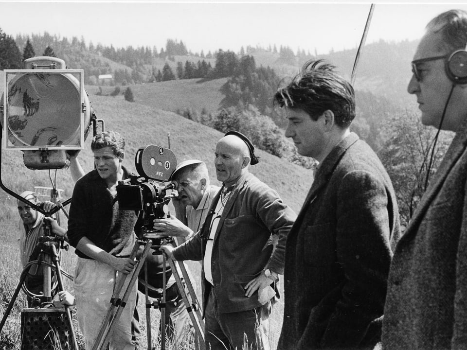 Fünf Crewmitglieder und die Kamera plus Filmscheinwerfer. Unter ihnen Franz Schnyder neben der Kamera, der Kameramann und sein Assitent an der Kamera und der Tonmeister.