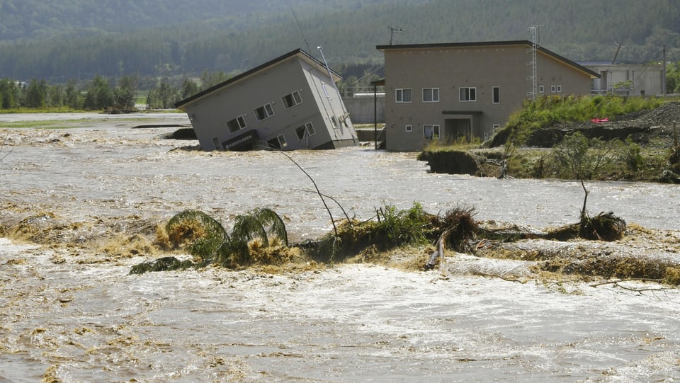 Überschwemmungen in Hokkaido, umstürzende Häuser. 
