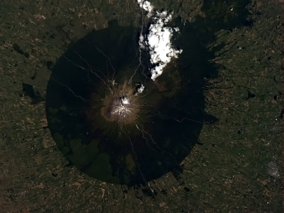 Blick aus dem Orbit auf den japanischen Vulkan Taranaki.