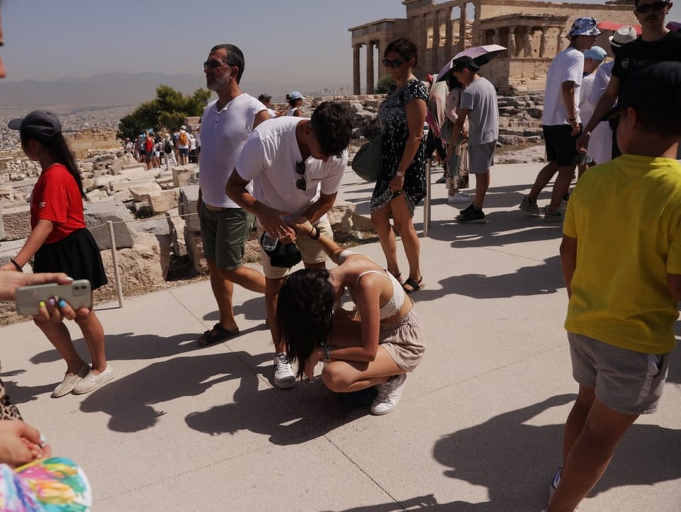 Eine Besucherin leidet unter der Hitze auf dem Akropolis-Hügel in Athen.