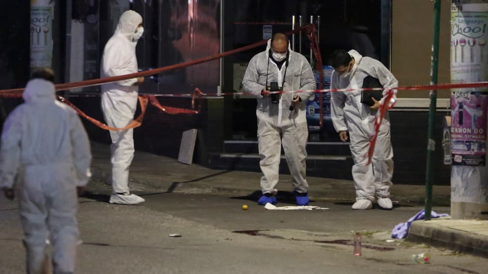 Anti-Terroreinheiten der griechischen Polizei untersuchten am 1. November den Tatort.