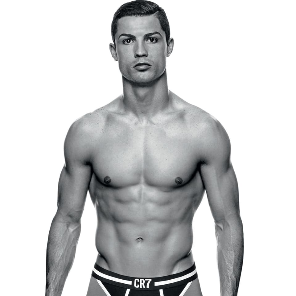 Cristiano Ronaldo mit nacktem Oberkörper.