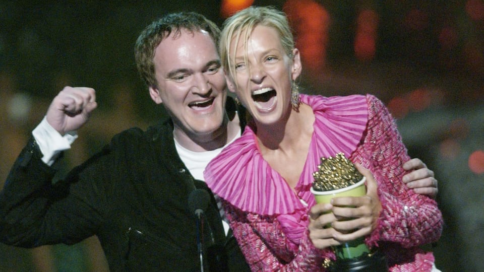 Quentin Tarantino feiert mit Preisträgerin Uma Thurman den Sieg bei den MTV Movie Awards 2004.