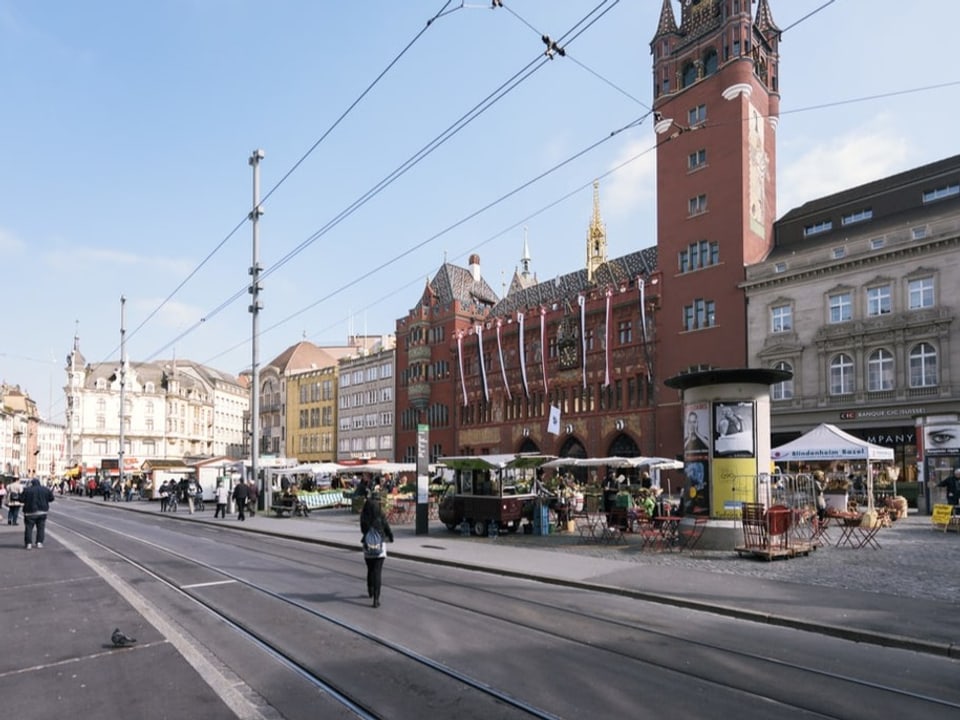 Der Basler Marktplatz an einem sonnigen Tag. 