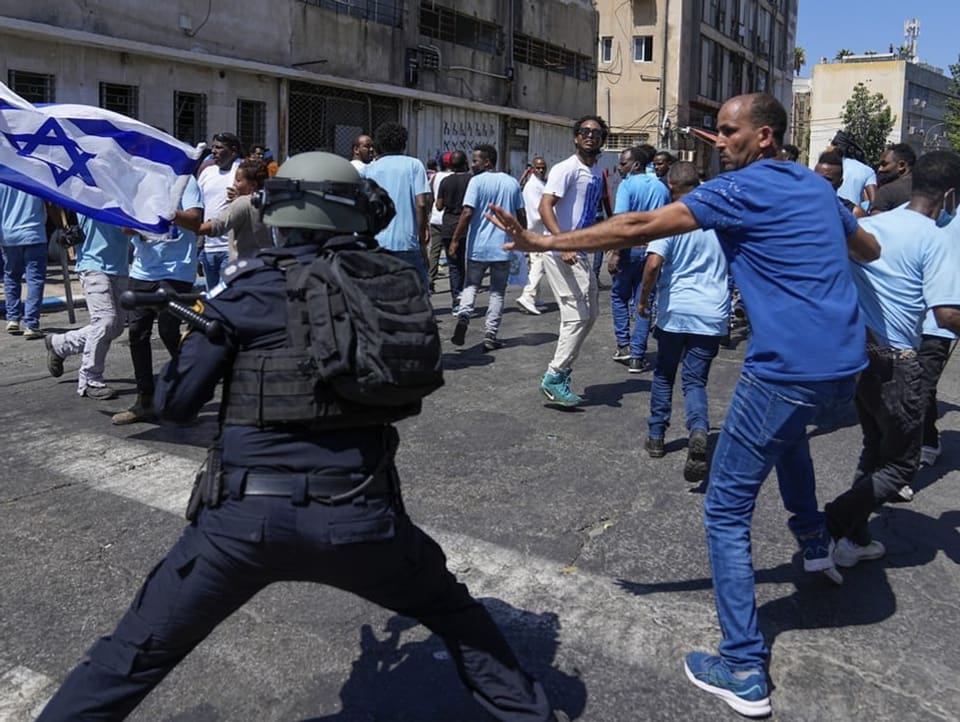In Tel Aviv geraten eritreische Demonstranten und die israelischen Bereitschaftspolizei aneinander. 