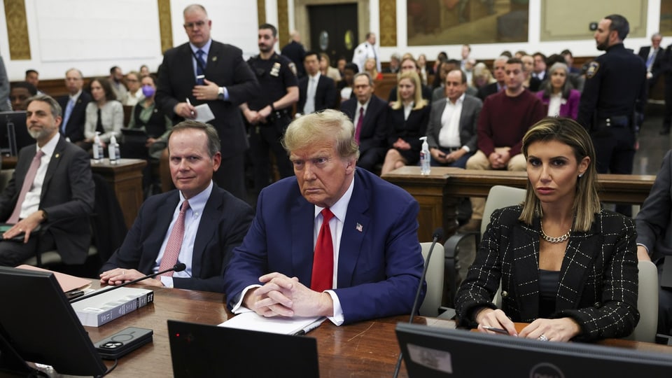 Der ehemalige US-Präsident Donald Trump sitzt neben den Anwälten Christopher Kise und Alina Habba vor Gericht.