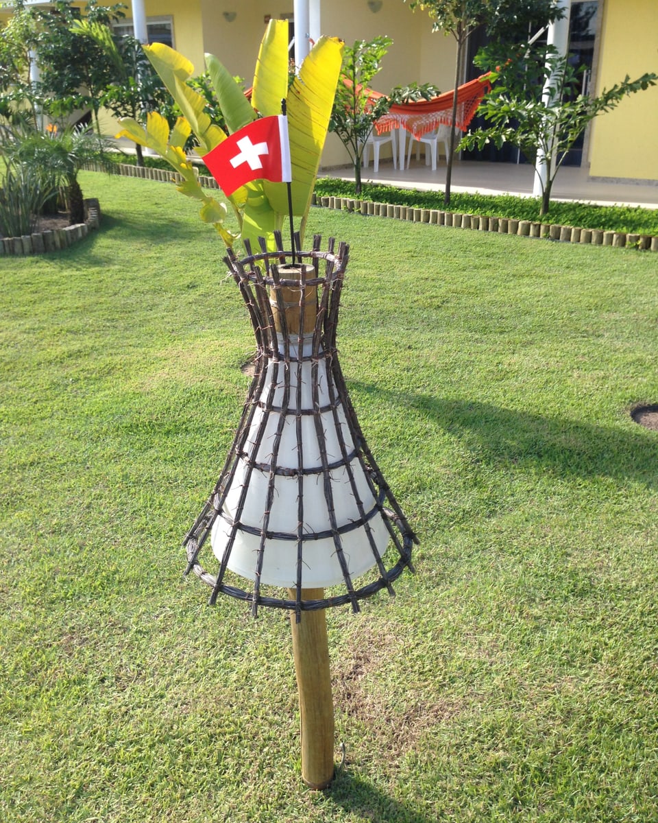 Gartenlampe mit Schweizer Fähnchen.