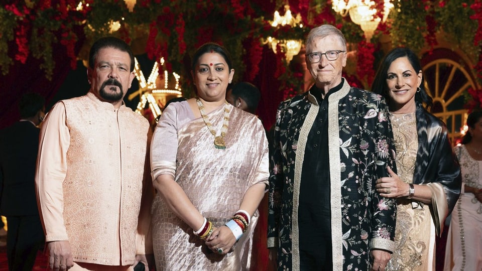 Bill Gates mit Partnerin Paula Hurd neben Smriti Irani, der indischen Frauen- und Kindesministerin, und ihrem Ehemann.