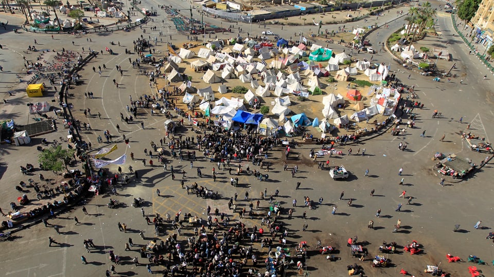 Die Oppositionellen harren auf dem Tahrir-Platz in Kairo aus. (reuters)