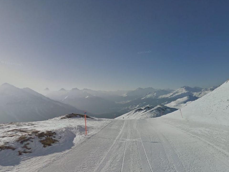 Skipiste im Skigebiet Lenzerheide, mit Bergpanorama im Hintergrund
