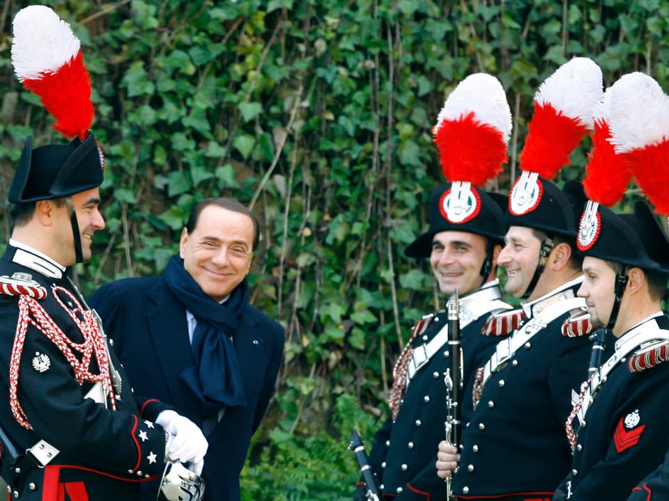 Eine verbreitete Methode bei Politikern, um lästige Gäste fernzuhalten. Wer sich Feinde machen möchte, wählt am besten die Berlusconi-Strategie: Man nehme eine Bunga-Bunga-Party, lasse die Paparazzi das schlüpfrige Treiben fotografisch festhalten – et voilà!