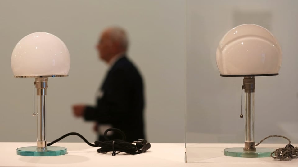 Zwei Lampen in einer Ausstellung.