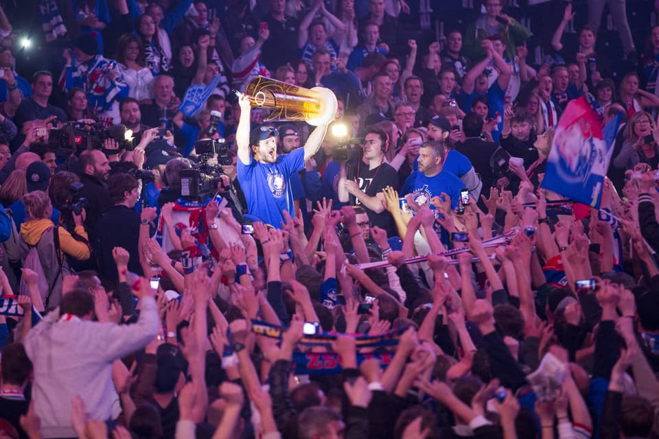 Morris Trachsler stemmt den Pokal in die Höhe.