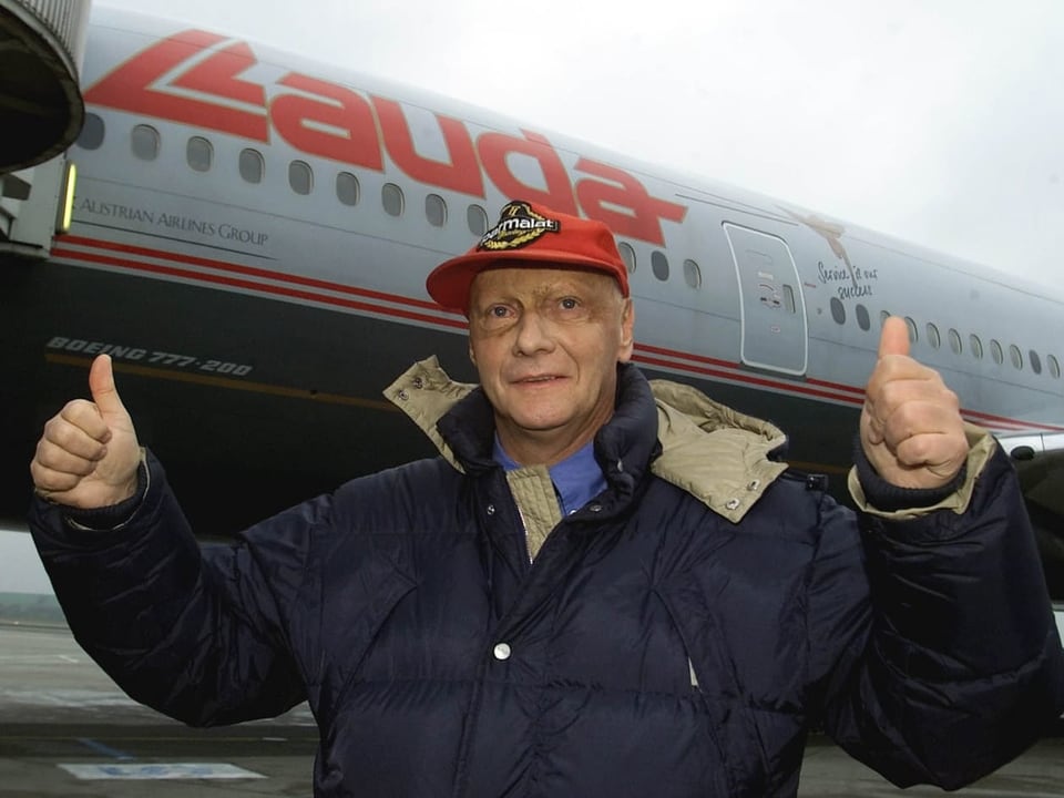 Niki Lauda vor einem Flugzeug mit der Beschriftung «Lauda Air»