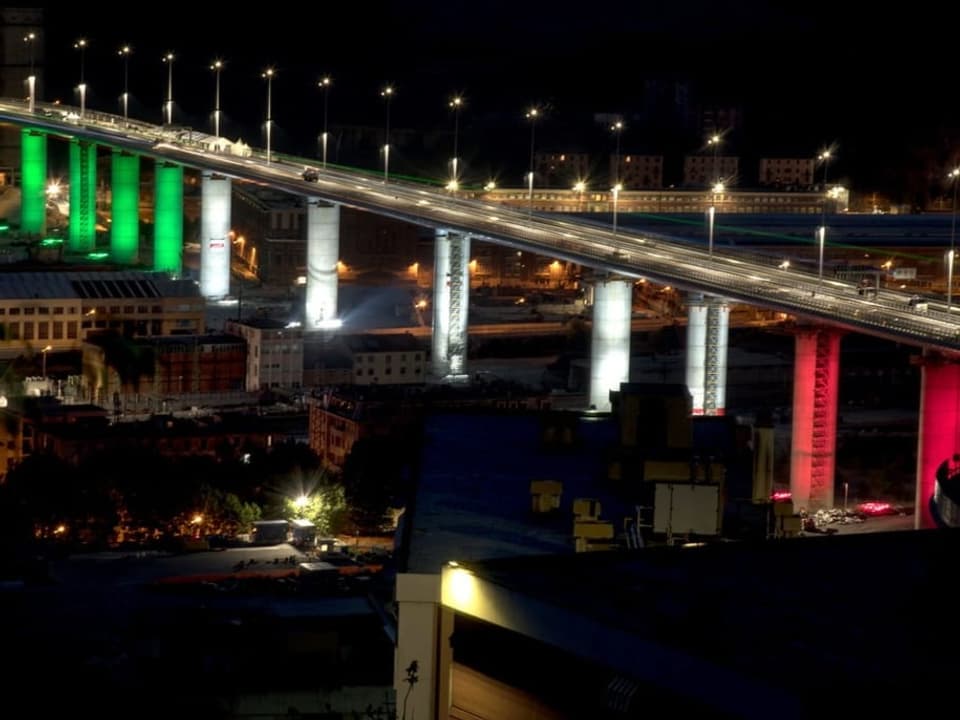 In der Nacht erstrahlt das neue Bauwerk in den italienischen Farben.