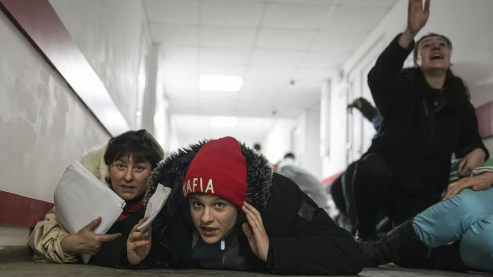 Menschen liegen während eines Beschusses in einem Spital auf dem Boden. Mariupol, 4. März 2022.