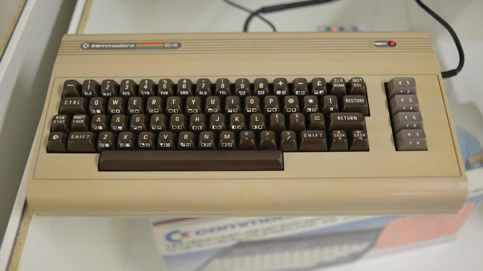 Ein braungrauer Commodore 64 in der Ur-Version.