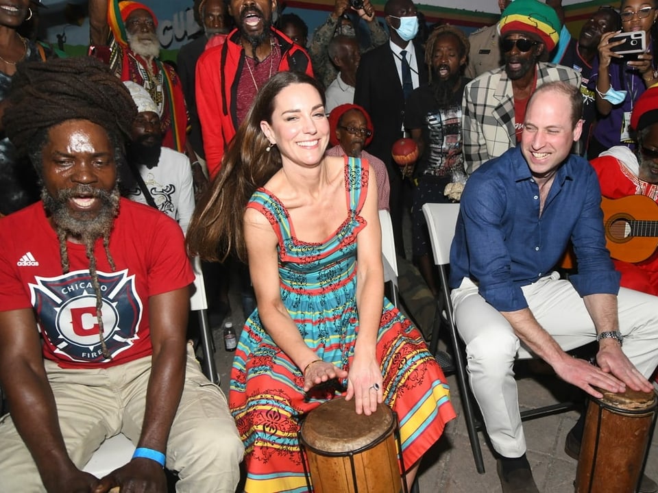 Kate und William spielen Instrumente in Kingston, Jamaica