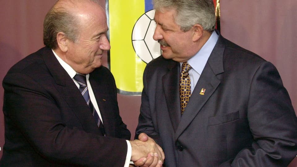Rafael Esquivel schüttelt Sepp Blatter die Hand.