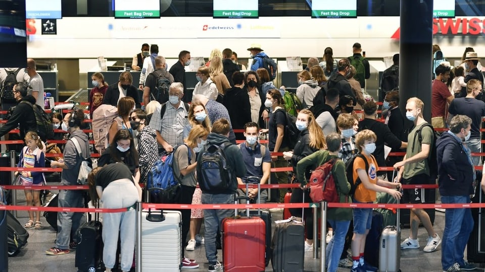 Wartende beim Check-in der Swiss am Flughafen Zürich